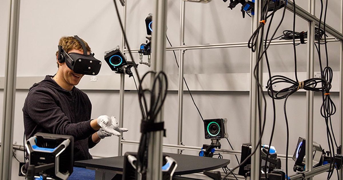 See Pics: Zuckerberg Exhibits His Interest On Oculus Rift VR Headset